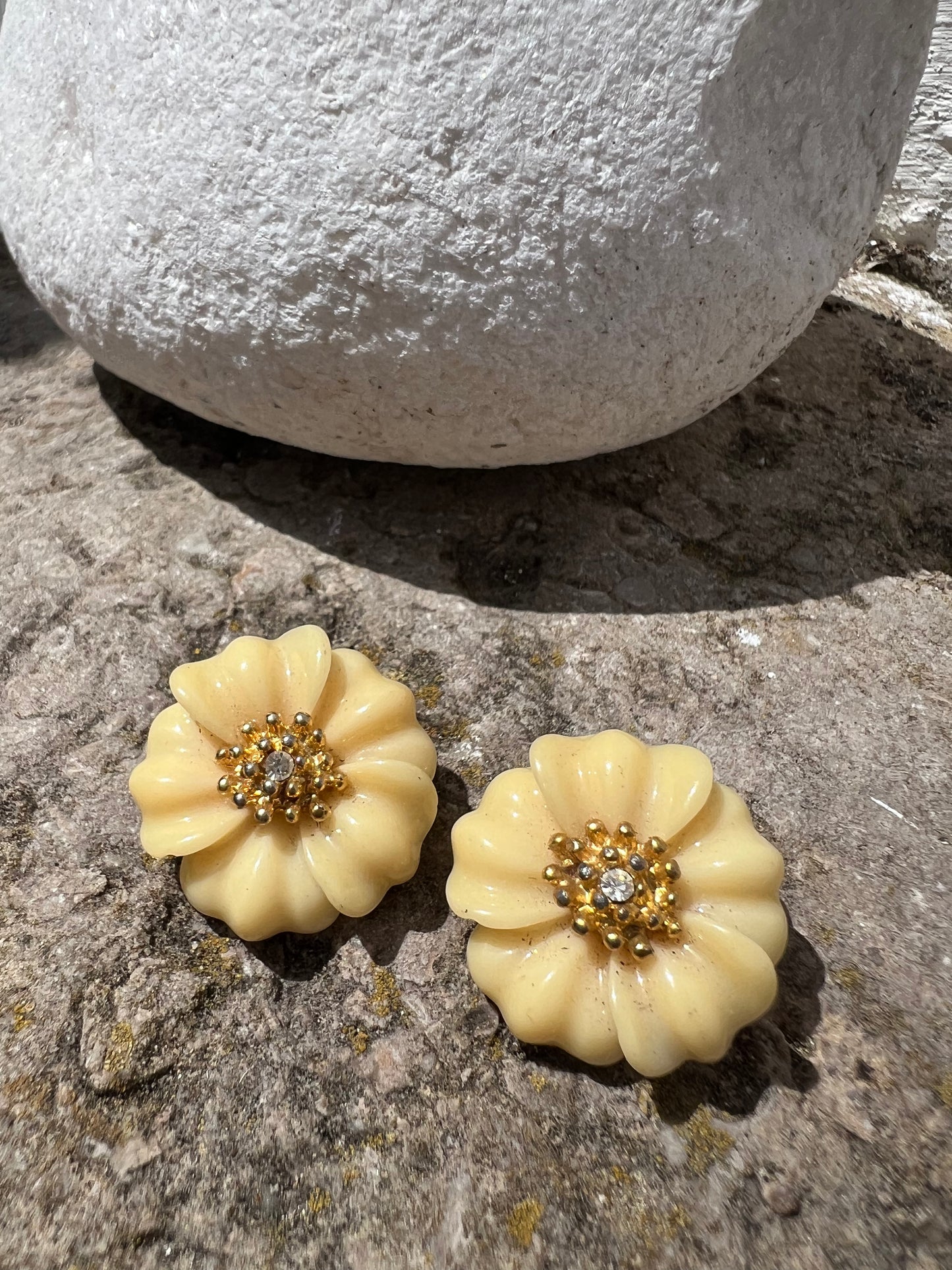 Boucles d’oreilles Fleurs rétro beiges.